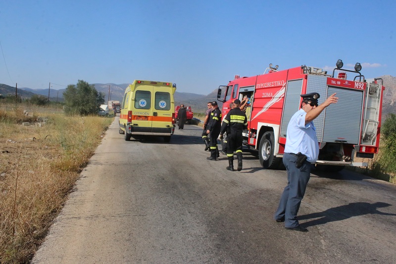 Ασπρόπυργος: Yπό μερικό έλεγχο η πυρκαγιά σε χώρο στάθμευσης οχημάτων