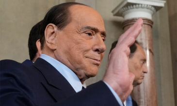 Σίλβιο Μπερλουσκόνι: Η Ιταλία ετοιμάζεται να αποχαιρετήσει τον «Καβαλιέρε» – Πλήθος στο τελευταίο «αντίο»