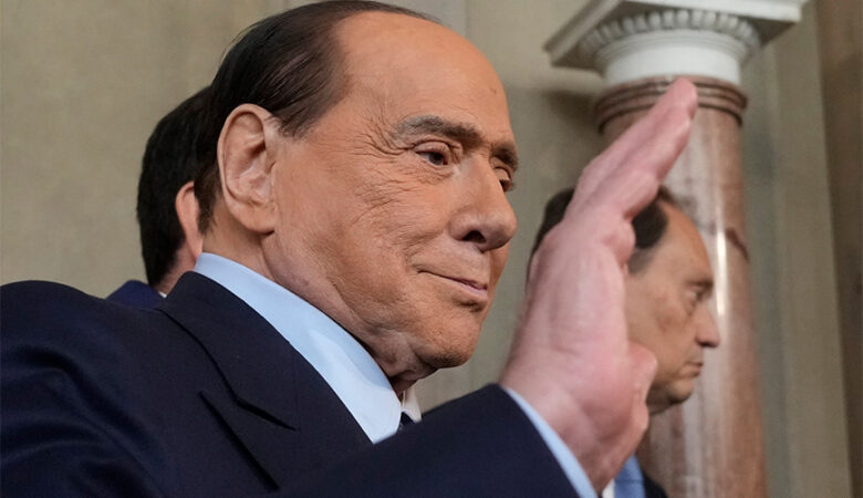 Σίλβιο Μπερλουσκόνι: Η Ιταλία ετοιμάζεται να αποχαιρετήσει τον «Καβαλιέρε» – Πλήθος στο τελευταίο «αντίο»