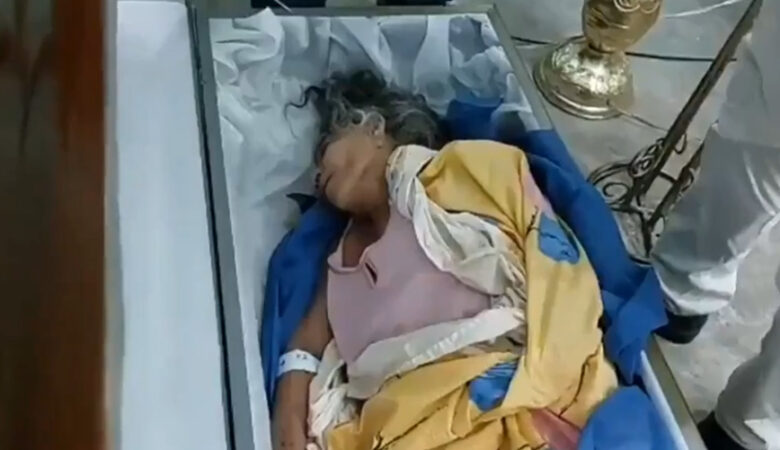Σοκ σε αγρυπνία: Η «νεκρή» άρχισε να χτυπάει το φέρετρο από μέσα – Δείτε βίντεο