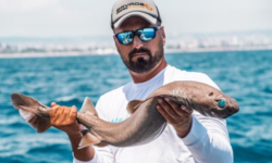 Τουρκία: Ψαράς έπιασε καρχαριοειδές με… σμαραγδένια μάτια στην Αττάλεια – Δείτε βίντεο