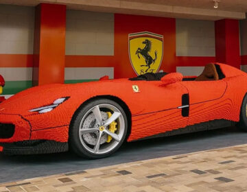 Μια Ferrari σε φυσικό μέγεθος κατασκευασμένη με πάνω από 380.000 κύβους Lego