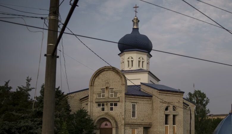 Πόλεμος στην Ουκρανία: Iερέας σκοτώθηκε στην αυλή της εκκλησίας από ρωσικό βομβαρδισμό στην Χερσώνα