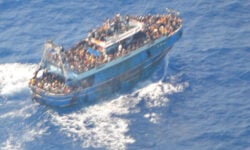 Ναυάγιο στην Πύλο: Σκάφος του Λιμενικού είχε προσεγγίσει και είχε ρίξει κάβο στο αλιευτικό 3 ώρες πριν τη βύθισή του