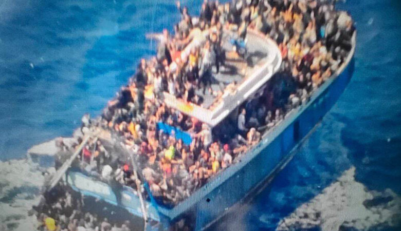 Πολύνεκρη τραγωδία στην Πύλο: Σοκάρουν οι φωτογραφίες με τους εκατοντάδες μετανάστες στο αλιευτικό σκάφος