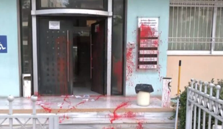 Θεσσαλονίκη: Αντιεξουσιαστές πέταξαν κόκκινες μπογιές στη διεύθυνση Αλλοδαπών και Μετανάστευσης