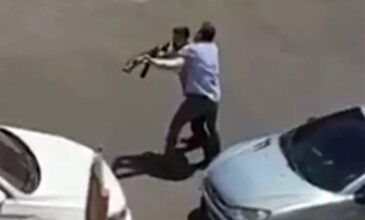 Τουρκία: Βίντεο σοκ με 25χρονο που σκότωσε την πρώην σύζυγο και τον πεθερό του στη μέση του δρόμου