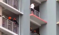 Σιγκαπούρη: Πυροσβέστες έσωσαν γυναίκα μέσα σε ελάχιστα δευτερόλεπτα – Δείτε βίντεο