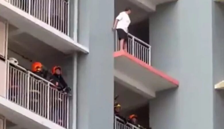 Σιγκαπούρη: Πυροσβέστες έσωσαν γυναίκα μέσα σε ελάχιστα δευτερόλεπτα – Δείτε βίντεο
