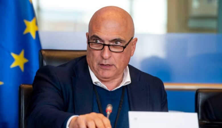 Qatargate: Ελεύθερος με περιοριστικούς όρους αφέθηκε ο ευρωβουλευτής Αντρέα Κοτσολίνο 