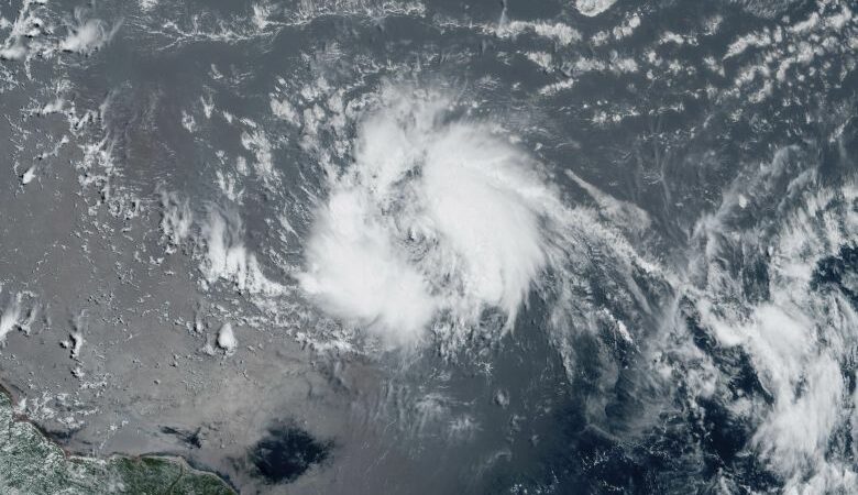 Η τροπική καταιγίδα Μπρετ σαρώνει τα νησιά της ανατολικής Καραϊβικής