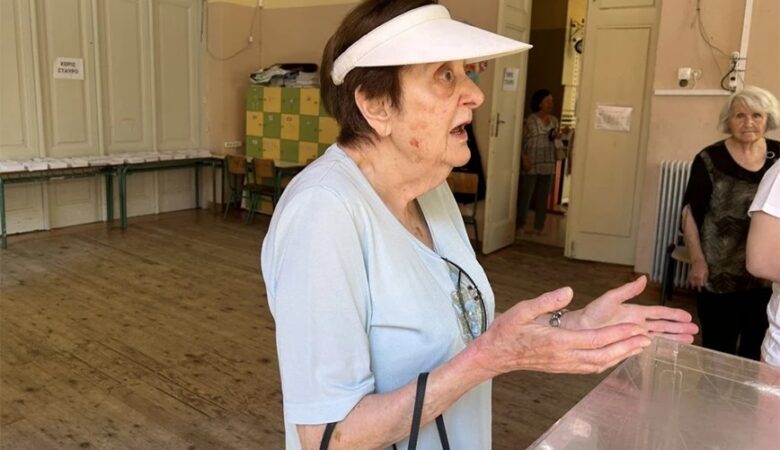 Κρήτη: Μια 93χρονη πήγε σε λάθος εκλογικό κέντρο και έσκισαν τον φάκελο με την ψήφο της