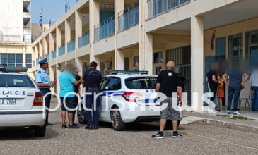 Ένταση σε εκλογικό τμήμα του Πύργου για τα ψηφοδέλτια – Παρενέβη η αστυνομία