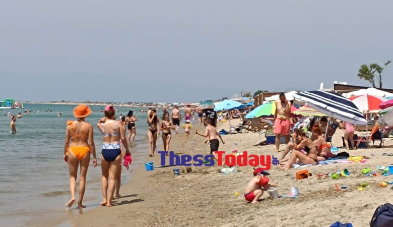 «Ψήφισαν» μπάνια: Γέμισαν τις παραλίες οι Θεσσαλονικείς την Κυριακή των εκλογών