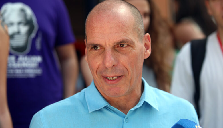 Γιάνης Βαρουφάκης: «Ψήφο ψήφο φτάνουμε στον στόχο μας» – Ψήφισε στο Παλαιό Φάληρο