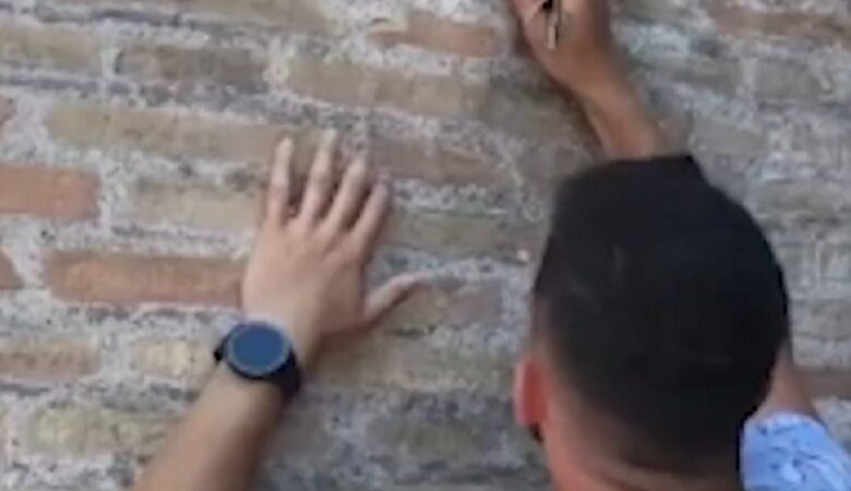 Ιταλία: Τουρίστας σκάλισε τα ονόματα του ίδιου και της κοπέλας του σε τοίχο του Κολοσσαίου