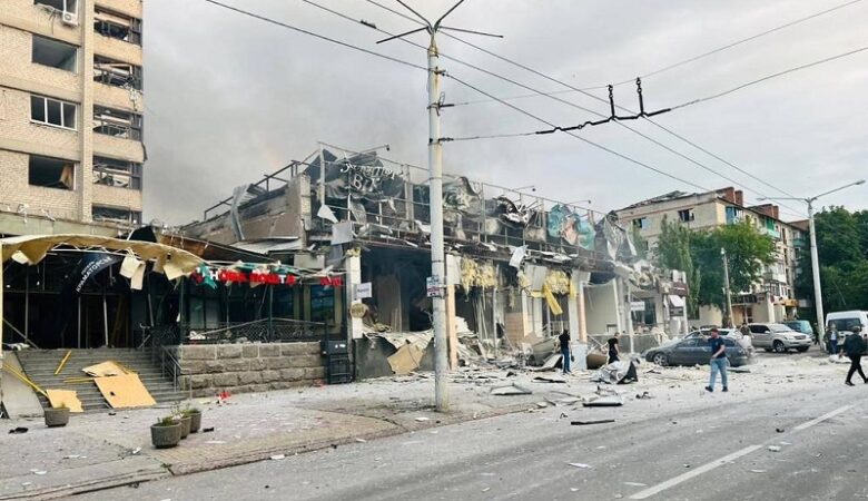 Ουκρανία: Ρωσικές ρουκέτες έπληξαν εστιατόριο στην πόλη Κραματόρσκ – Αναφορές για θύματα