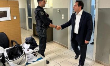 Νότης Μηταράκης: Ο νέος υπουργός Προστασίας του Πολίτη στο αστυνομικό τμήμα Ομόνοιας
