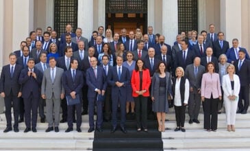 Το νέο υπουργικό συμβούλιο υπό τον Κυριάκο Μητσοτάκη: Τι είναι οι μπλε φάκελοι που πήραν οι υπουργοί