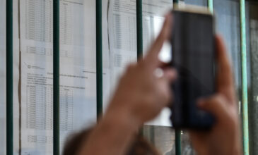 Πανελλαδικές 2023: Άμεσα με SMS ενημερώθηκαν 3 στους 4 υποψηφίους για τη βαθμολογία τους