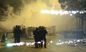 Γαλλία: Ζημιές σε εκατοντάδες κτίρια, χιλιάδες καμένα αυτοκίνητα και 875 συλλήψεις κατά τα επεισόδια