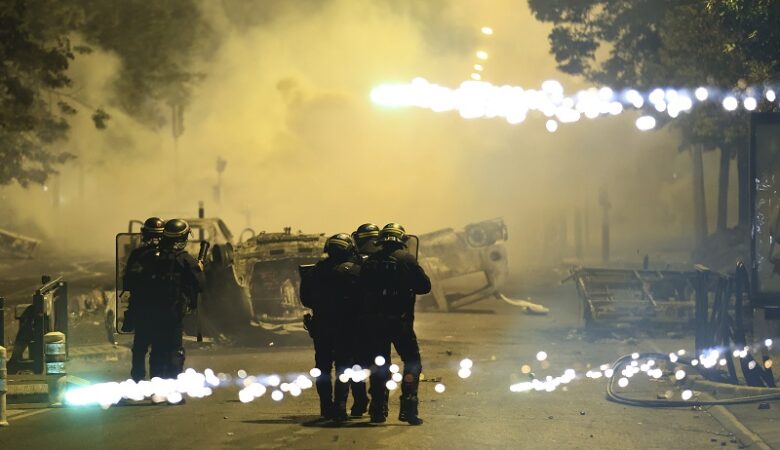 Γαλλία: Ζημιές σε εκατοντάδες κτίρια, χιλιάδες καμένα αυτοκίνητα και 875 συλλήψεις κατά τα επεισόδια