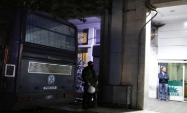 ΠΑΣΟΚ: Επίθεση κουκουλοφόρων με μολότοφ στα γραφεία στη Χαριλάου Τρικούπη