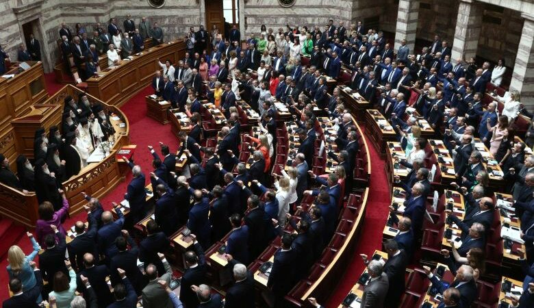 Βουλή: Επιστολή διαμαρτυρίας του ΣΥΡΙΖΑ για την θέση του κόμματος Σπαρτιάτες πίσω από τα έδρανά του