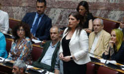H Ζωή Κωνσταντοπούλου επέστρεψε στη Βουλή: «Αρχίσαμε» φώναζαν με δυσθυμία οι βουλευτές των άλλων κομμάτων