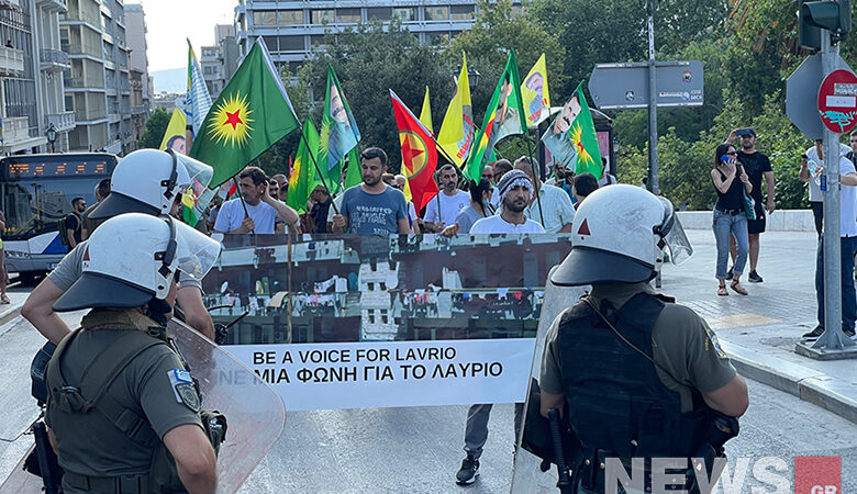 Συγκέντρωση διαμαρτυρίας Κούρδων στο κέντρο της Αθήνας για την εκκένωση του καμπ στο Λαύριο
