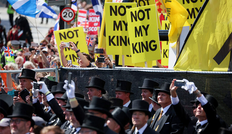 Χαμός στη Σκωτία: «Δεν είναι ο βασιλιάς μου» – Διαδηλώσεις και συλλήψεις στη στέψη του Καρόλου