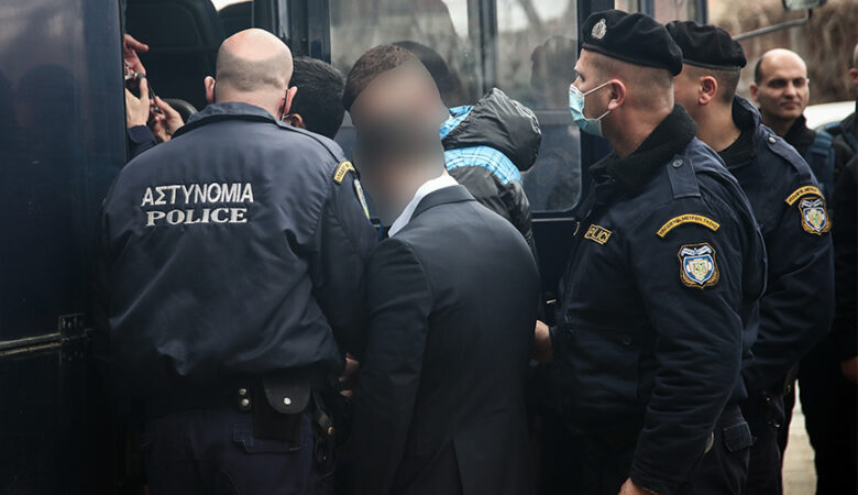 Άλκης Καμπανός: Ένταση έξω από τη δικαστική αίθουσα μετά την ενοχή των «12» – «Δολοφόνοι» φώναζε το πλήθος