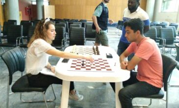 Θεσσαλονίκη: Σκακίστρια-πρόσφυγας από την Ουκρανία διδάσκει σκάκι σε παιδιά μεταναστών