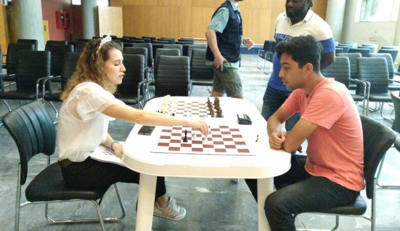 Θεσσαλονίκη: Σκακίστρια-πρόσφυγας από την Ουκρανία διδάσκει σκάκι σε παιδιά μεταναστών