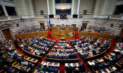 Στην ολομέλεια της Βουλής η «προ ημερησίας» αντιπαράθεση των αρχηγών για την ακρίβεια