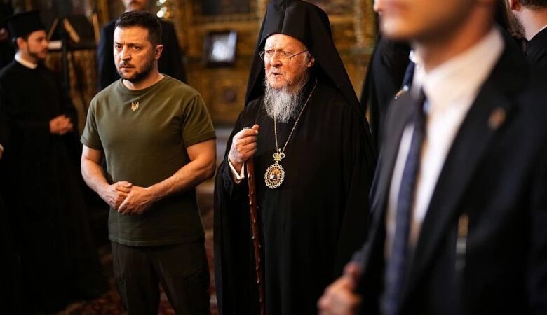 Στην Κωνσταντινούπολη ο Ζελένσκι: Προσευχήθηκε μαζί με τον Οικουμενικό Πατριάρχη Βαρθολομαίο