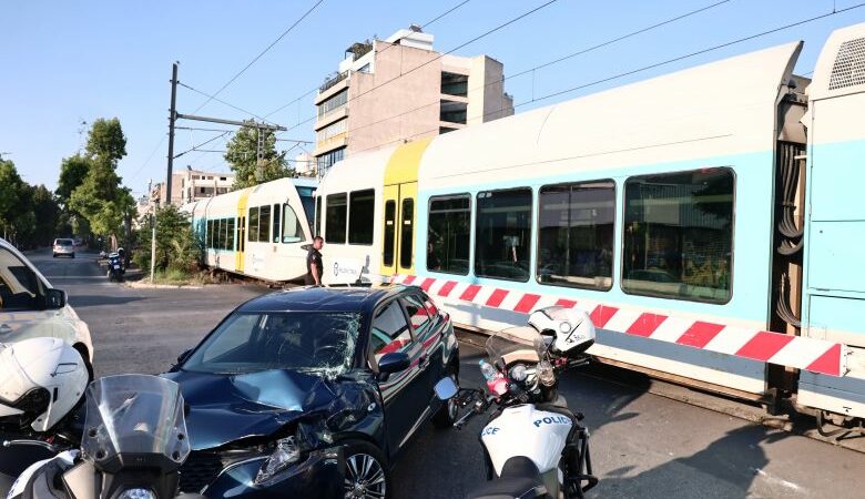 Συναγερμός στην Ιερά Οδό: Αυτοκίνητο συγκρούστηκε με αμαξοστοιχία – Δεν υπάρχουν τραυματίες – Δείτε εικόνες