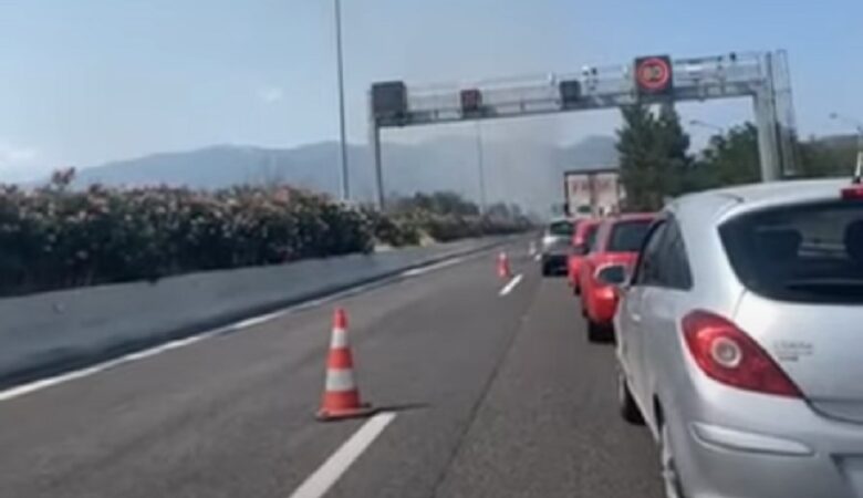 Λάρισα: Φωτιά στην εθνική οδό στο ύψος του Ευαγγελισμού προκάλεσε μποτιλιάρισμα – Δείτε βίντεο