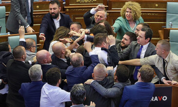 Κόσοβο: Πιάστηκαν στα χέρια βουλευτές της συμπολίτευσης και της αντιπολίτευσης – Δείτε εικόνες