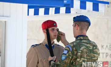 Καμίνι η Αθήνα – «Λιώνουν» οι εύζωνες στον καύσωνα κάτω από τον καυτό ήλιο