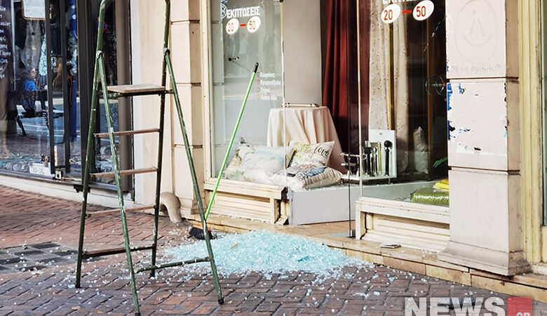 Δάφνη: Έσπασαν με σφυριά και βαριοπούλες καταστήματα που βρίσκονται επί της λεωφόρου Βουλιαγμένης