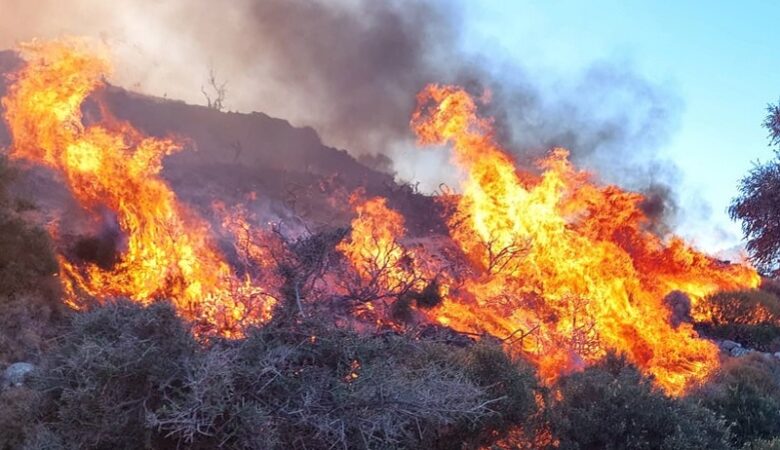 Νάξος: Μαίνεται η φωτιά στα ορεινά του νησιού – Κλειστοί οι δρόμοι από Μονή και Απείρανθο