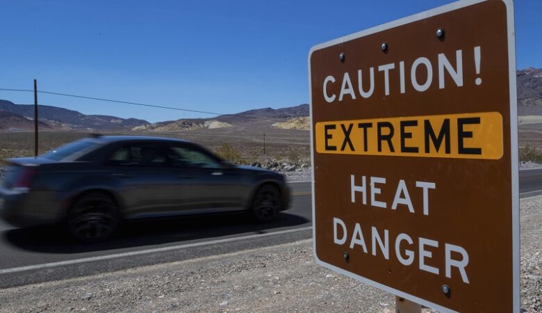 ΗΠΑ: Συρρέουν στην «Κοιλάδα του Θανάτου» για να βιώσουν την υψηλότερη θερμοκρασία που έχει καταγραφεί ποτέ
