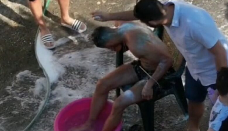 Κρήτη: Αντί να «ξυρίσουν», έκαναν μπάνιο τον γαμπρό με το… λάστιχο – Δείτε βίντεο