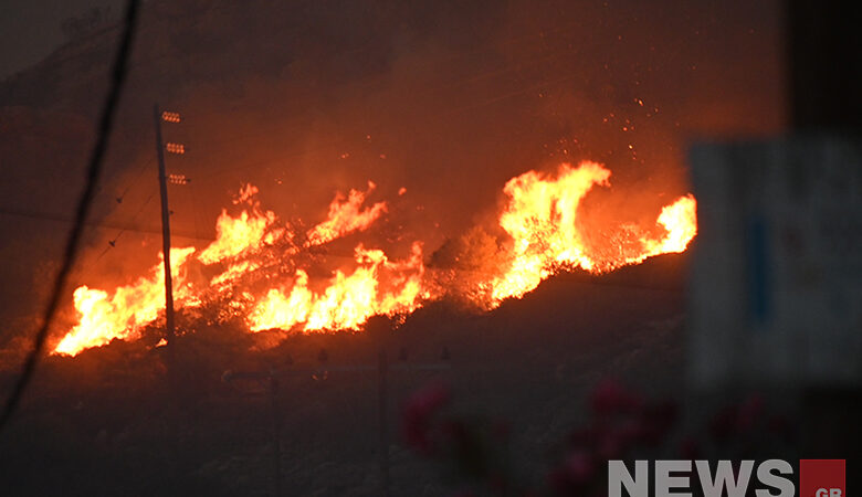 Μεγάλη φωτιά στον Κουβαρά: Δύσκολη προμηνύεται η νύχτα για τους κατοίκους