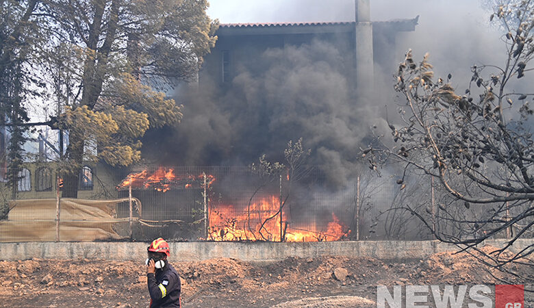Μεγάλη φωτιά στον Κουβαρά Αττικής – Καίγονται σπίτια στο Λαγονήσι – Εντολή εκκένωσης προς Αθήνα