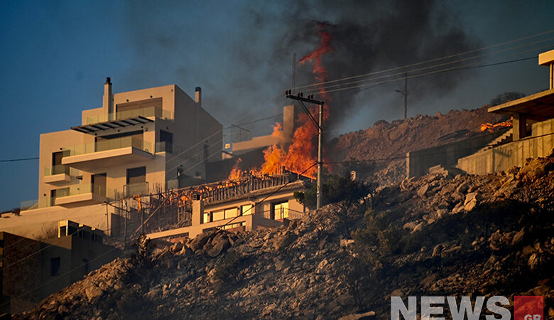 Μεγάλη φωτιά στον Κουβαρά: Διαρκείς αναζωπυρώσεις – Καίγονται σπίτια και στη Σαρωνίδα – Στην Αθηνών-Σουνίου έφθασαν οι φλόγες