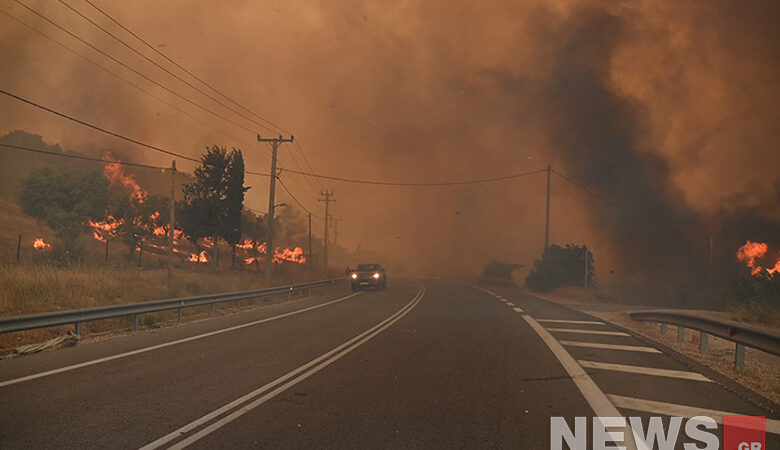 Μεγάλη φωτιά στα Δερβενοχώρια: Εικόνες «Αποκάλυψης» – Καίγονται σπίτια στη Μάνδρα και τη Νέα Ζωή