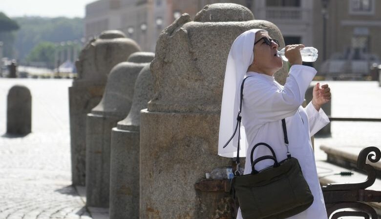 Ιταλία: H Πολιτική Προστασία μοίρασε μπουκάλια νερού για την αντιμετώπιση του καύσωνα στη Ρώμη