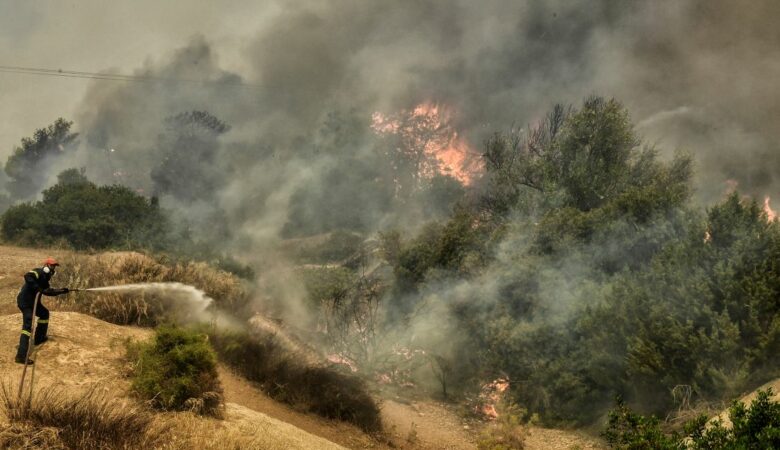 Μεγάλη φωτιά στο Λουτράκι: Σε κατάσταση έκτακτης ανάγκης κηρύχθηκε ο Δήμος – Πλησιάζουν τα διυλιστήρια οι φλόγες